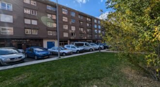 Piso de tres dormitorios, dos baños y plaza de garaje.