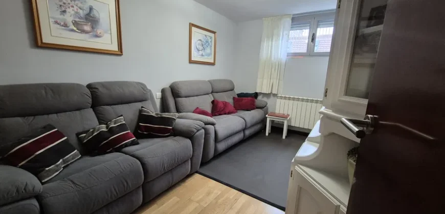 Chalet pareado de tres plantas con garaje y trastero