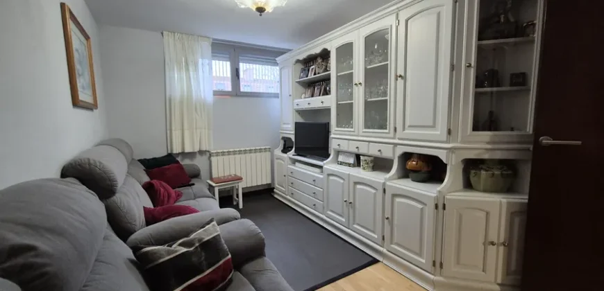 Chalet pareado de tres plantas con garaje y trastero