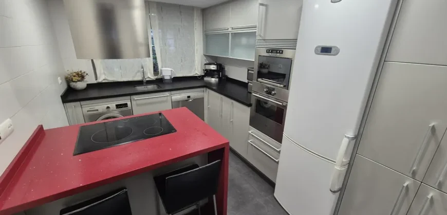 Chalet pareado de tres plantas con garaje y trastero