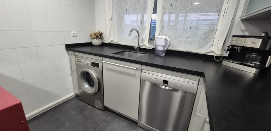 Chalet pareado de tres plantas con garaje y trastero