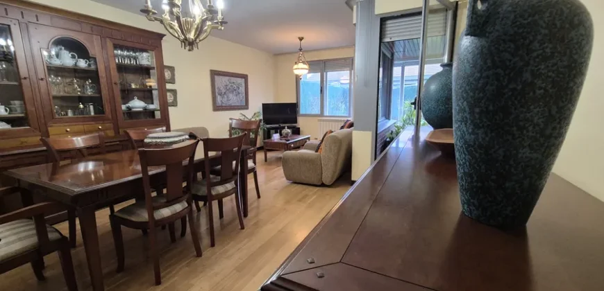 Chalet pareado de tres plantas con garaje y trastero