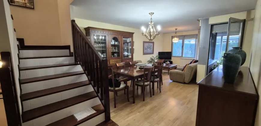 Chalet pareado de tres plantas con garaje y trastero