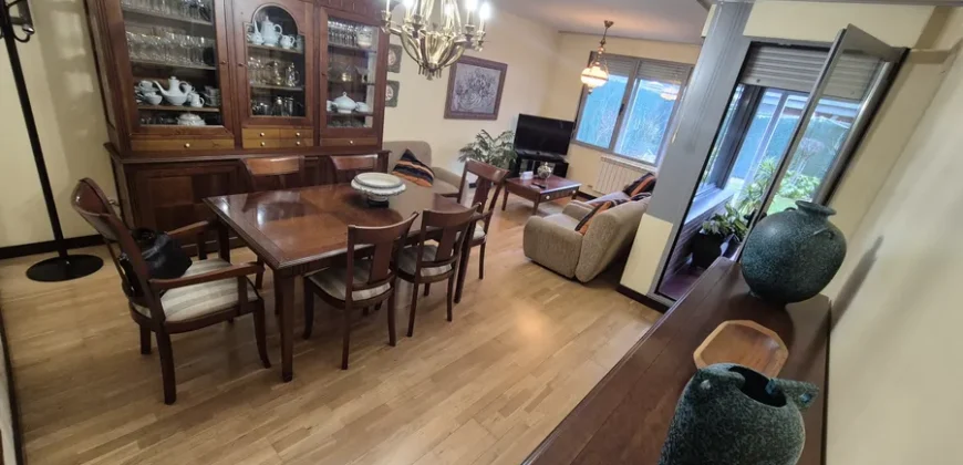 Chalet pareado de tres plantas con garaje y trastero