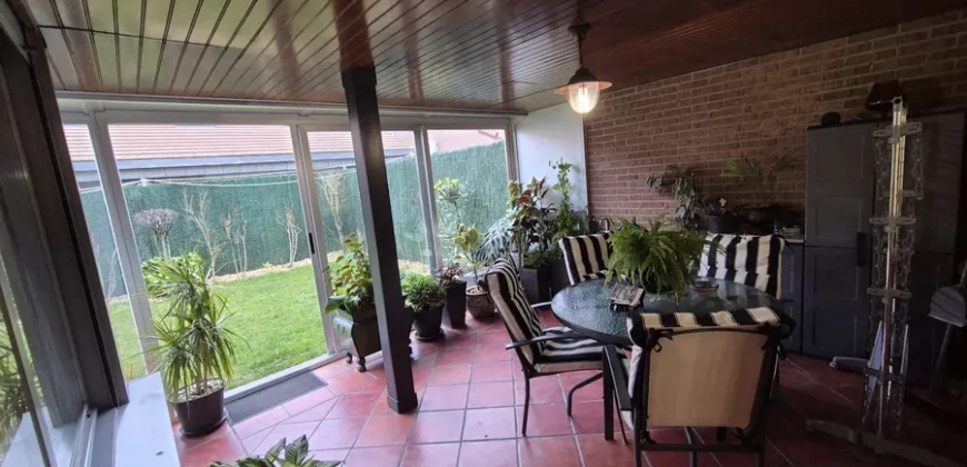 Chalet pareado de tres plantas con garaje y trastero