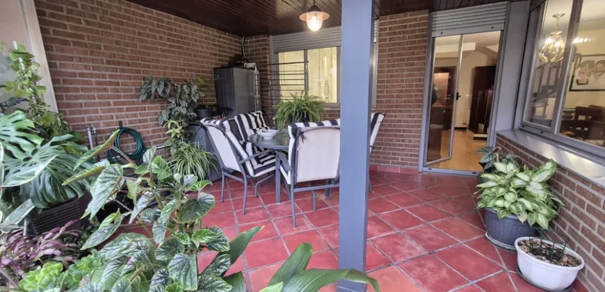 Chalet pareado de tres plantas con garaje y trastero