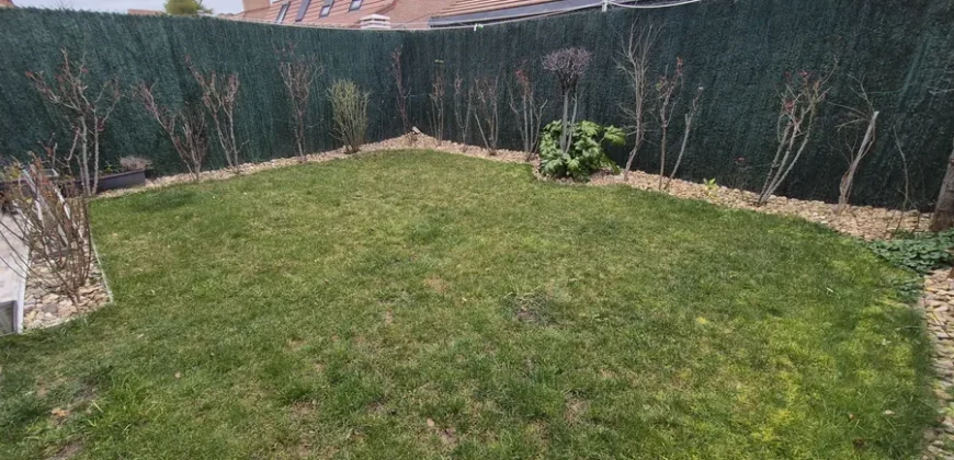 Chalet pareado de tres plantas con garaje y trastero