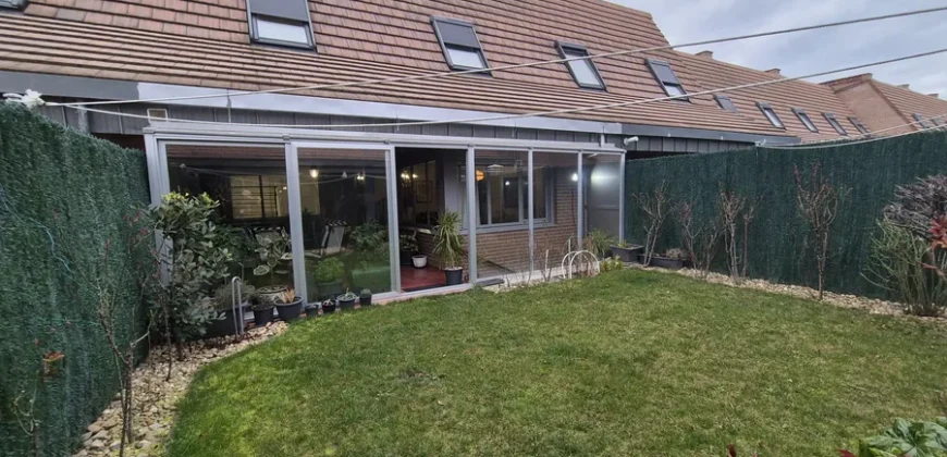 Chalet pareado de tres plantas con garaje y trastero