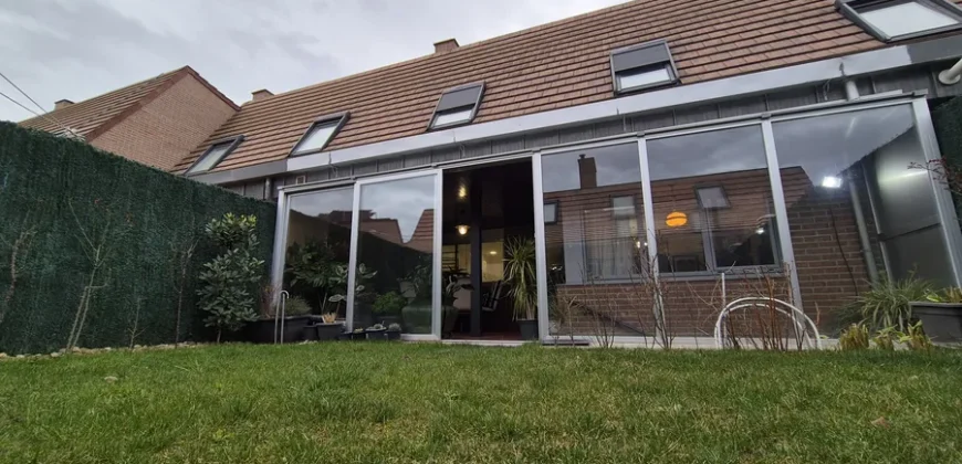 Chalet pareado de tres plantas con garaje y trastero