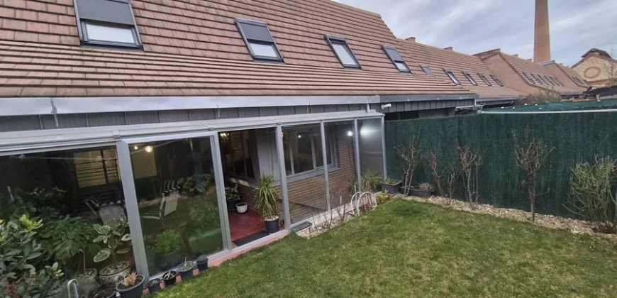 Chalet pareado de tres plantas con garaje y trastero