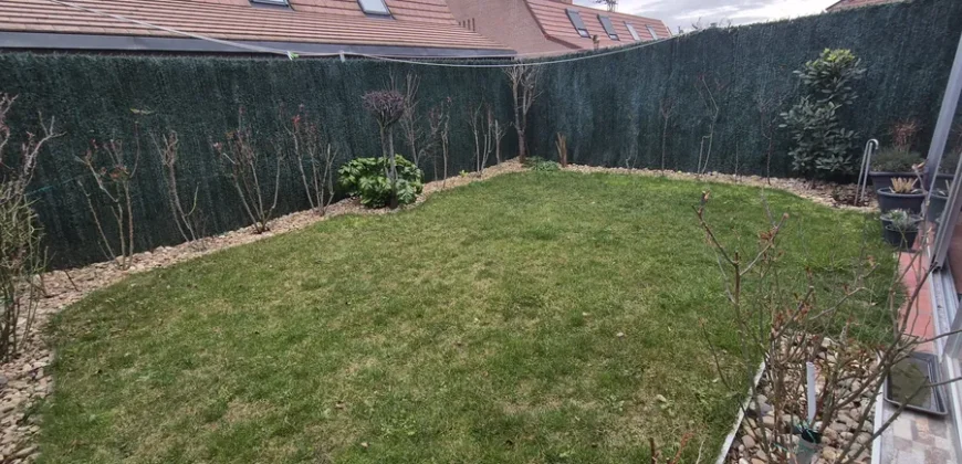 Chalet pareado de tres plantas con garaje y trastero