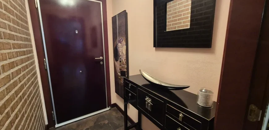 Chalet pareado de tres plantas con garaje y trastero