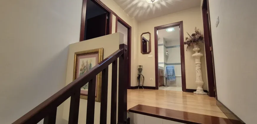 Chalet pareado de tres plantas con garaje y trastero