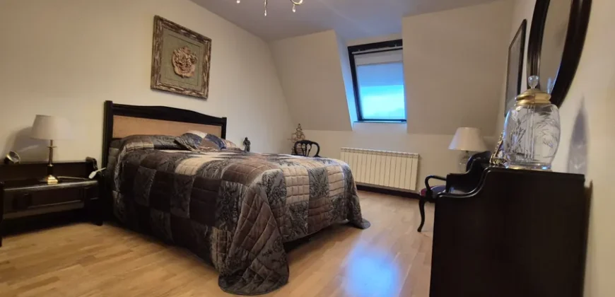 Chalet pareado de tres plantas con garaje y trastero