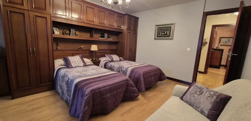 Chalet pareado de tres plantas con garaje y trastero