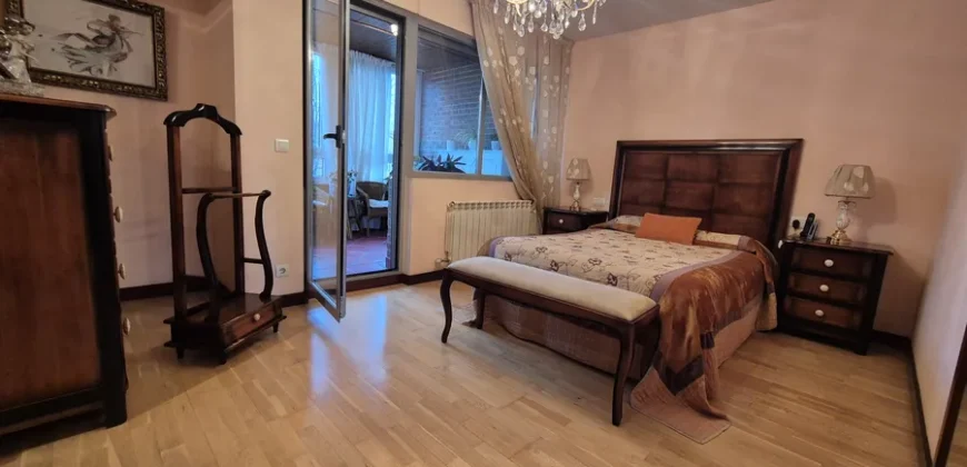 Chalet pareado de tres plantas con garaje y trastero