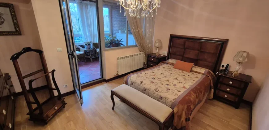 Chalet pareado de tres plantas con garaje y trastero