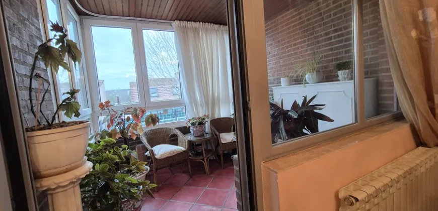 Chalet pareado de tres plantas con garaje y trastero