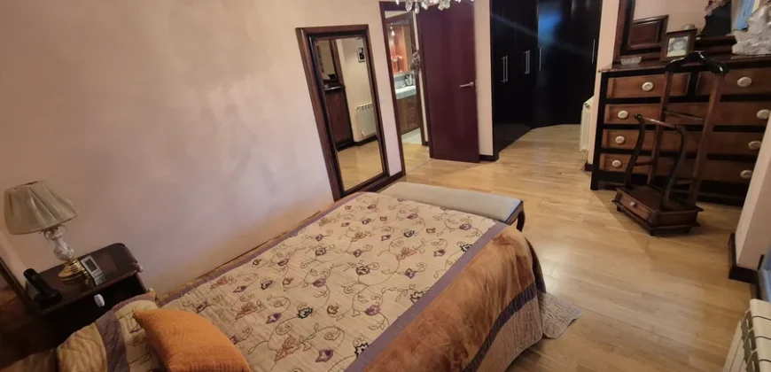 Chalet pareado de tres plantas con garaje y trastero