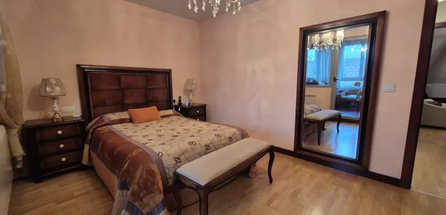 Chalet pareado de tres plantas con garaje y trastero