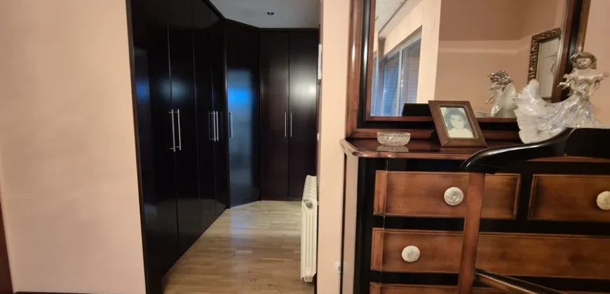 Chalet pareado de tres plantas con garaje y trastero