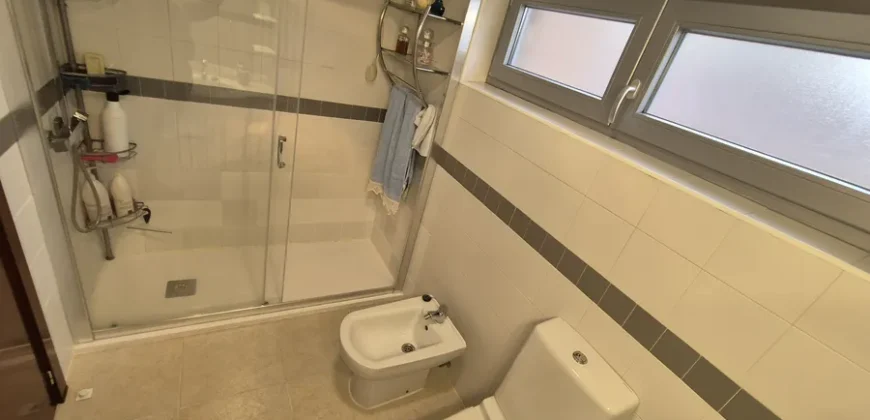 Chalet pareado de tres plantas con garaje y trastero