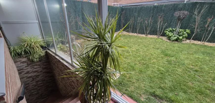 Chalet pareado de tres plantas con garaje y trastero