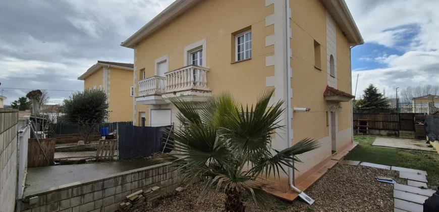Chalet pareado de tres habitaciones y tres baños