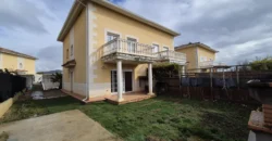 Chalet pareado de tres habitaciones y tres baños