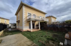 Chalet pareado de tres habitaciones y tres baños