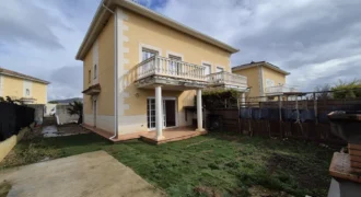 Chalet pareado de tres habitaciones y tres baños