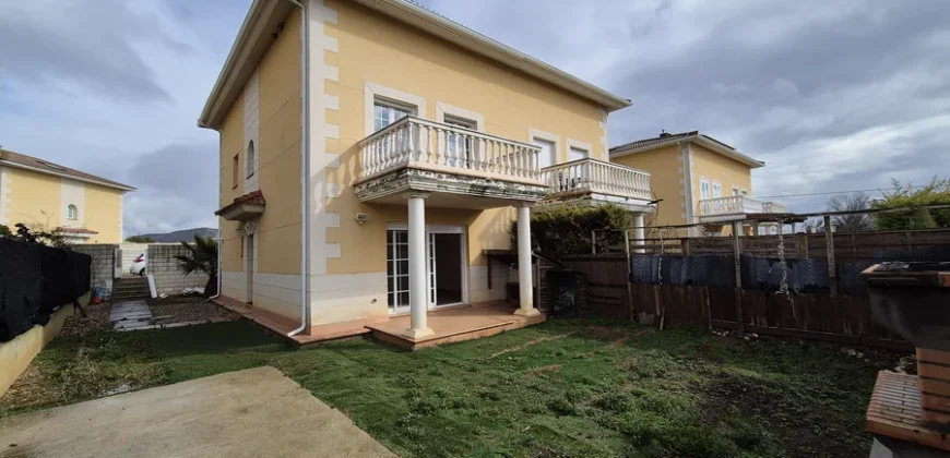 Chalet pareado de tres habitaciones y tres baños