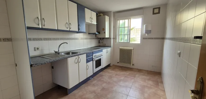 Chalet pareado de tres habitaciones y tres baños