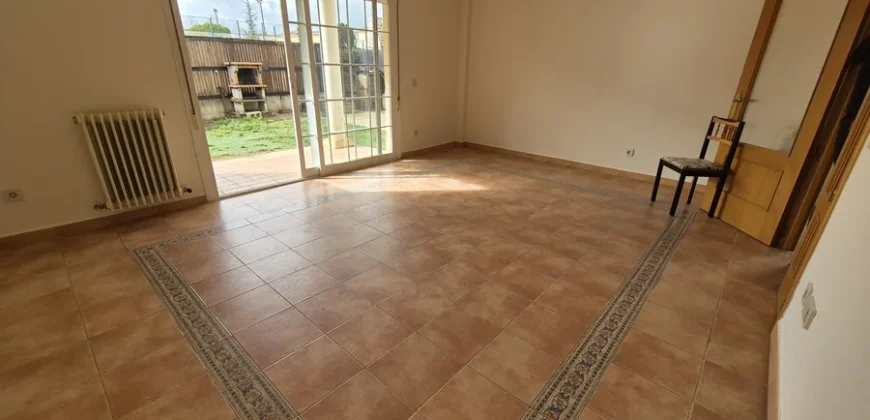 Chalet pareado de tres habitaciones y tres baños