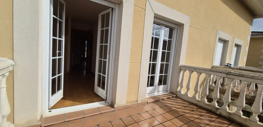 Chalet pareado de tres habitaciones y tres baños