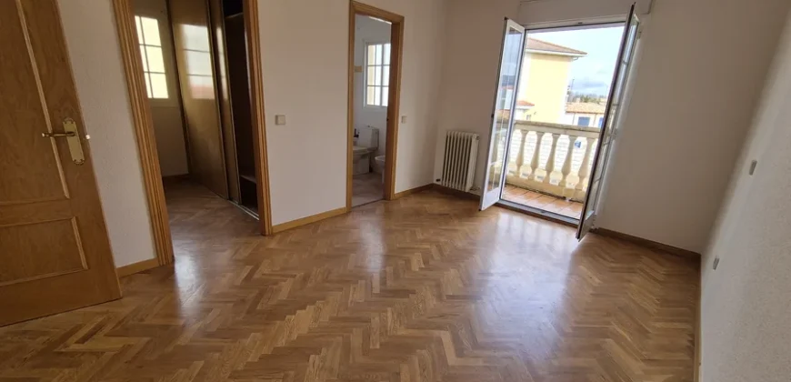 Chalet pareado de tres habitaciones y tres baños