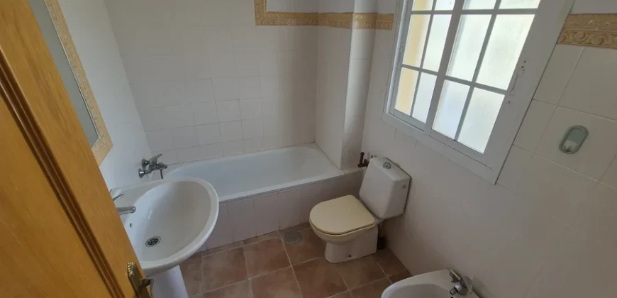 Chalet pareado de tres habitaciones y tres baños