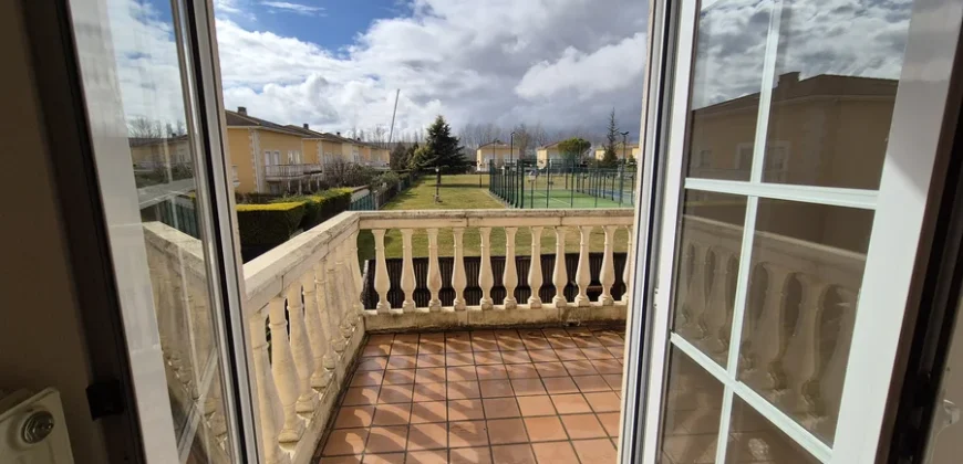 Chalet pareado de tres habitaciones y tres baños