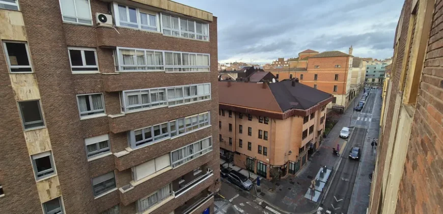 Piso céntrico en Palencia de cuatro habitaciones y dos baños