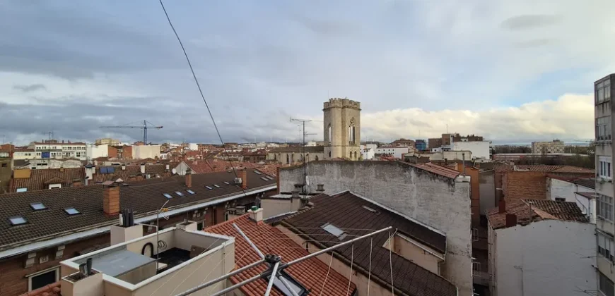 Piso céntrico en Palencia de cuatro habitaciones y dos baños