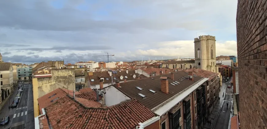 Piso céntrico en Palencia de cuatro habitaciones y dos baños