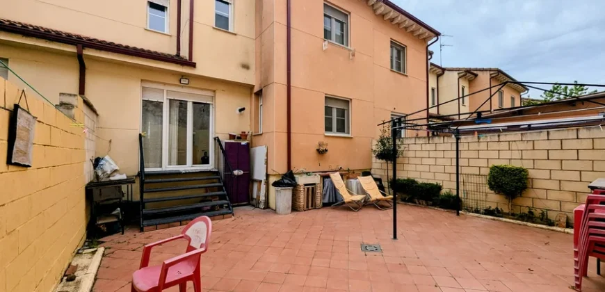 Chalet adosado en venta en Magaz con cuatro habitaciones y tres baños