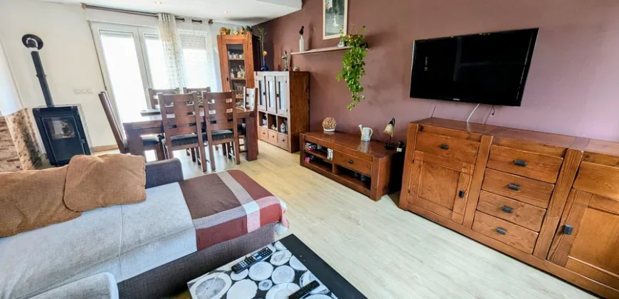 Chalet adosado en venta en Magaz con cuatro habitaciones y tres baños