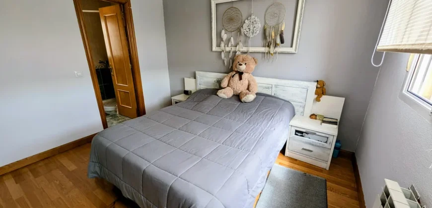 Chalet adosado en venta en Magaz con cuatro habitaciones y tres baños