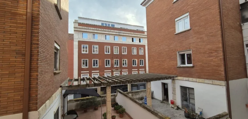 Piso en el centro de Palencia de cuatro habitaciones con terraza