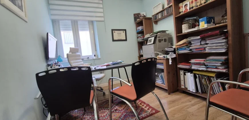 Piso en el centro de Palencia de cuatro habitaciones con terraza