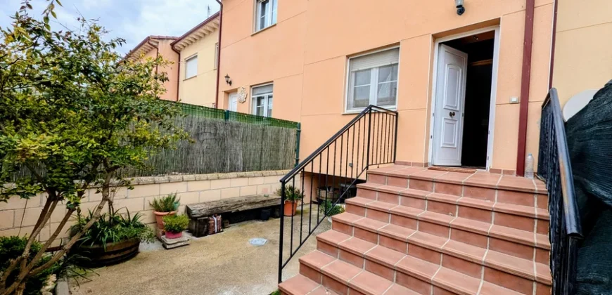 Chalet adosado en venta en Magaz con cuatro habitaciones y tres baños