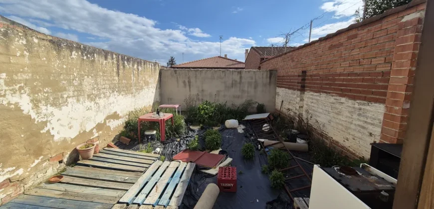 Pack de dos viviendas, bar, tres terrenos, garaje y merendero.