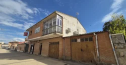 Pack de dos viviendas, bar, tres terrenos, garaje y merendero.