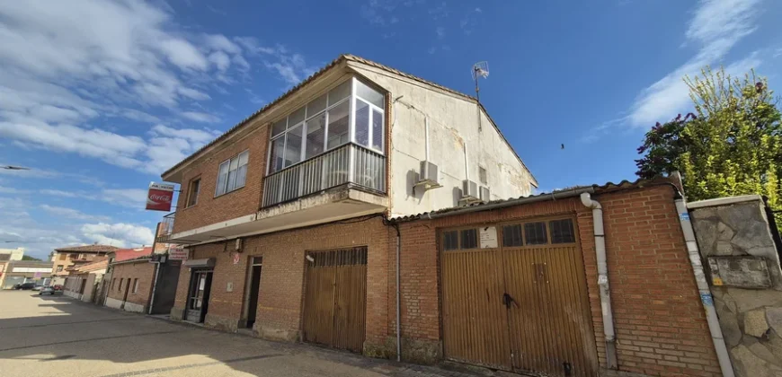 Pack de dos viviendas, bar, tres terrenos, garaje y merendero.